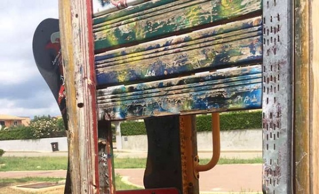 Siracusa, vandali nell'area giochi di Piazza Caduti del Conte Rosso a Cassibile