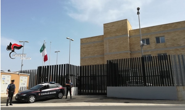 Augusta, arrestato 34enne: evade i domiciliari e aggredisce i Carabinieri