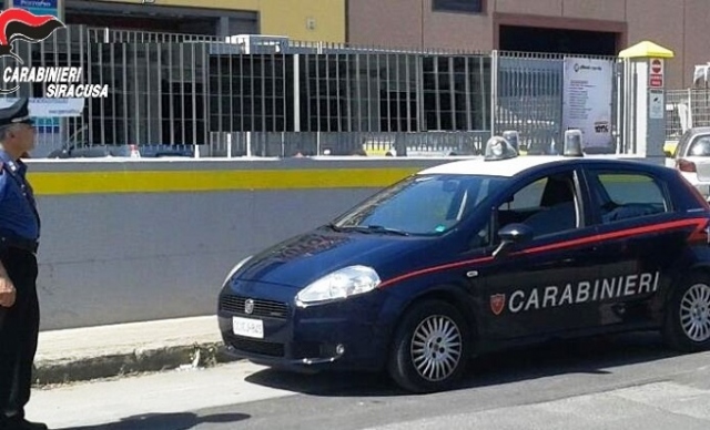 Floridia, non si fermano all'Alt dei Carabinieri: denunciati