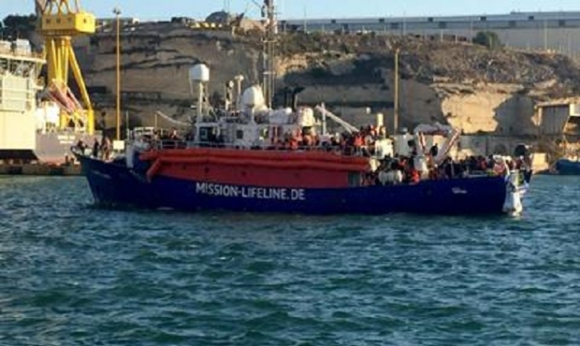 Nave Eleonore forza il blocco e punta verso Pozzallo