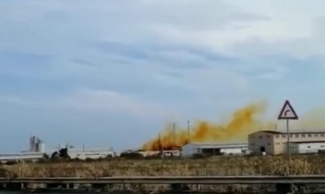 Estesa nube gialla nel cielo tra Melilli e Augusta, sul posto i vigili del fuoco