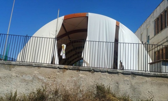 Siracusa, in stato di abbandono il pallone tensostatico della scuola di Belvedere