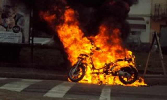 Siracusa, motociclo a fuoco in via Alaimo da Lentini: indagini