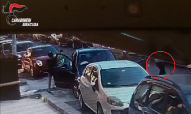 Noto, tentata rapina: punta il coltello alla gola di una donna incinta in auto con il figlio di e anni: arrestato. VIDEO