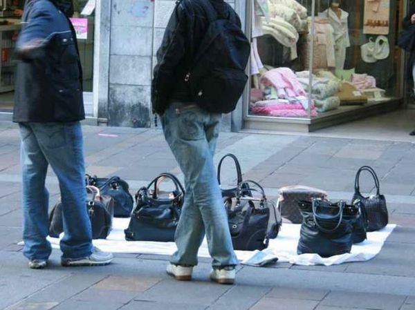 Noto, abusivismo commerciale: sequestrati 200 oggetti in vendita