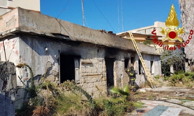 Siracusa, incendio in un casolare abbandonato: bruciano materassi e arredi