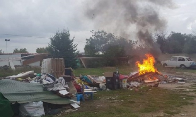 Siracusa, terreno come discarica e rifiuti a fuoco: denunciato un uomo