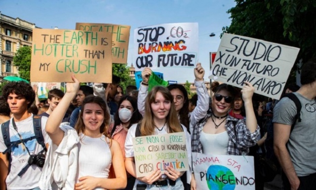 Siracusa, Lagalla all'Urban Center e studenti in piazza: "Lui in cerimonia inconcludente, noi difendiamo il futuro"