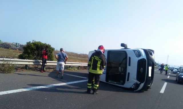 Catania, incidente autonomo in autostrada: furgone si ribalta