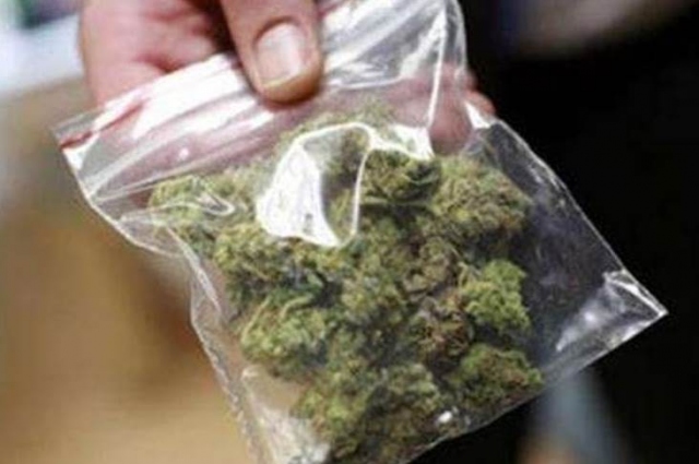 Siracusa, trovati 86,5 grammi di marijuana e 9 involucri di hashish vicino al Foro Siracusano