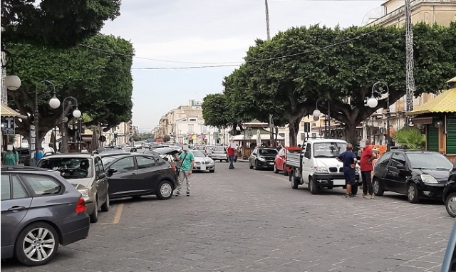 Siracusa, caos in Piazza Pancali: parcheggio selvaggio all'ingresso di Ortigia