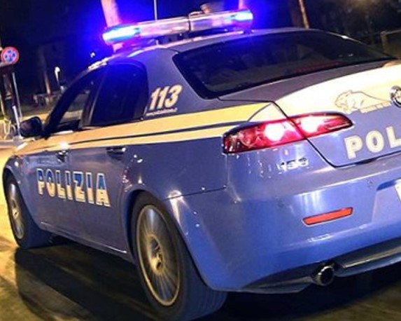 Siracusa, tenta furto in negozio: la Polizia le regala scarpe e vestiti
