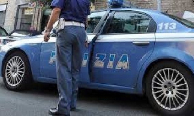 Siracusa, poliziotti donano una bici e un telefonino ad un giovane in difficoltà