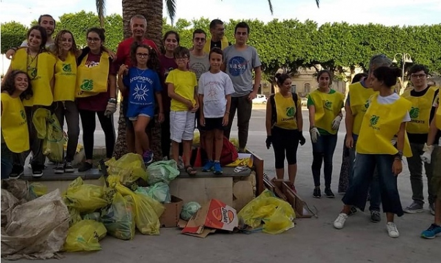 Siracusa, "Puliamo il mondo": ripulita Piazza Santa Lucia