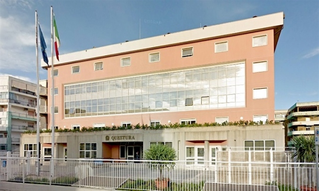 Siracusa, tenta di fuggire ad un controllo lanciandosi dal secondo piano della Questura: trasportato all'Umberto I