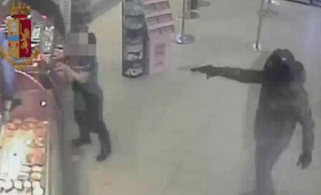 Rapina a mano armata in autogrill a Priolo sulla Sr-Ct, in due armati di pistola rubano la cassa e un'auto