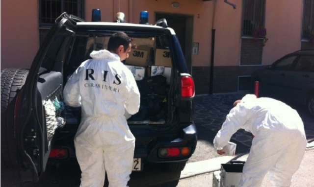 Cadavere nel sacco, sopralluogo dei Ris in un'abitazione di Carlentini