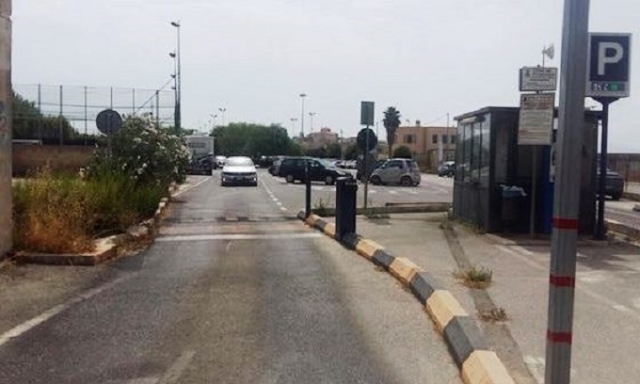 Siracusa, una sola via di uscita per le auto al Molo S. Antonio