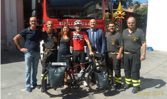 Tappa a Siracusa per l'ex vigile del fuoco-ciclista partito da Treviso