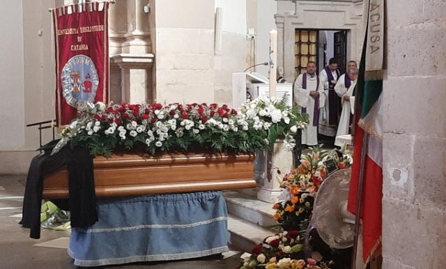 Siracusa, gremita la Basilica di Santa Lucia al Sepolcro per l'ultimo saluto a Maria Rita Sgarlata