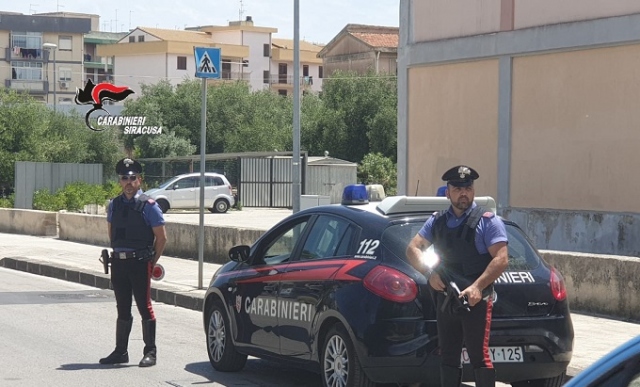 Siracusa, parapiglia in un bar: un 29enne aggredisce a calci e pugni due clienti e poi si avventa contro i Carabinieri