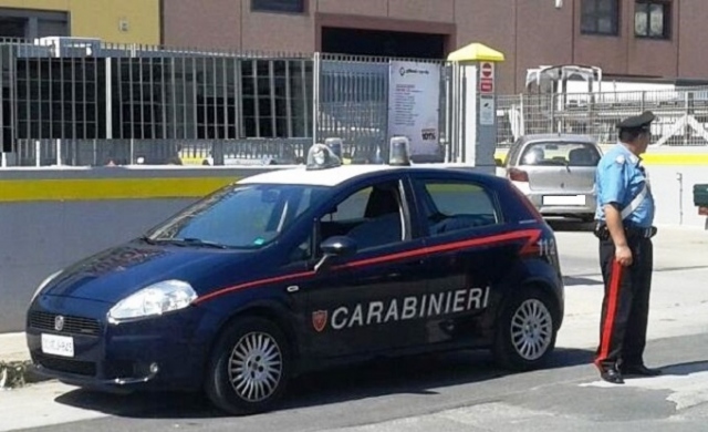 Floridia, si presenta in caserma e aggredisce i Carabinieri: arrestato