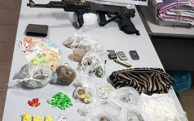 Siracusa, un cancello in ferro come "protezione": la Polizia lo abbatte e sequestra hashish, marijuana e cocaina. Un arresto
