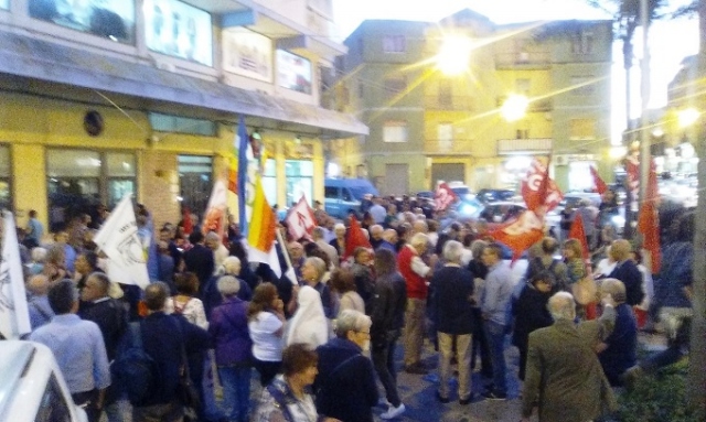 Siracusa, fermate la guerra e il massacro del popolo curdo: ieri sera il sit-in davanti al Consolato della Turchia