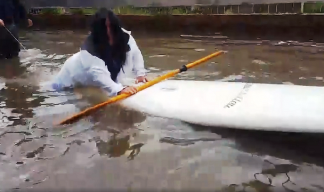 Siracusa, una tavola da surf per attraversare la strada al Villaggio Miano: la denuncia di un cittadino. VIDEO