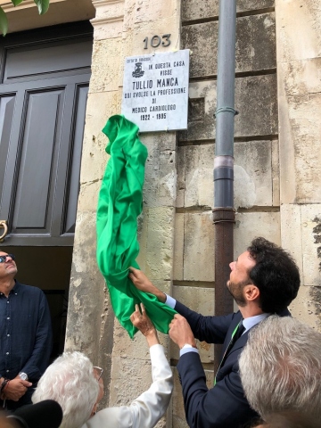 Siracusa, scoperta lapide commemorativa del dottor Tullio Manca
