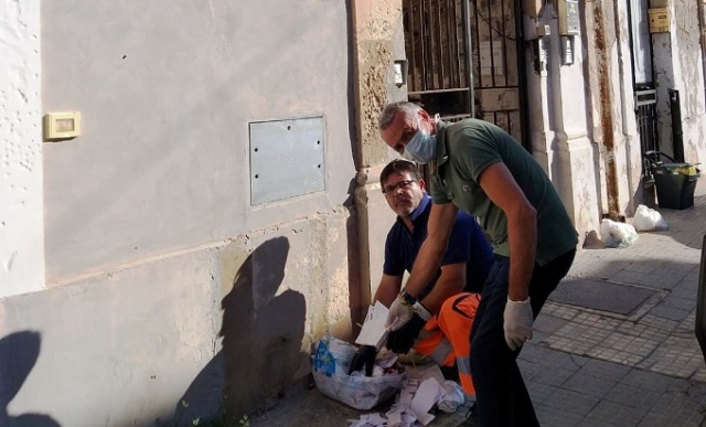 Siracusa, lotta agli sporcaccioni: trovati tra i rifiuti biglietti aereo e documenti di uno studio medico. Tre sanzioni