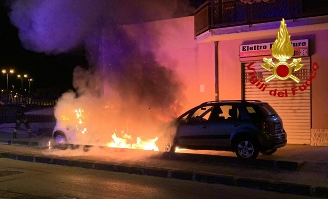 Siracusa, due auto a fuoco in via Italia: indagini in corso