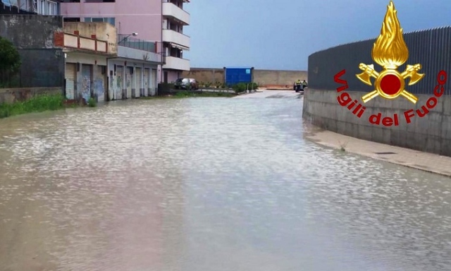 Augusta, maltempo: auto in panne in via Francesco Vita.