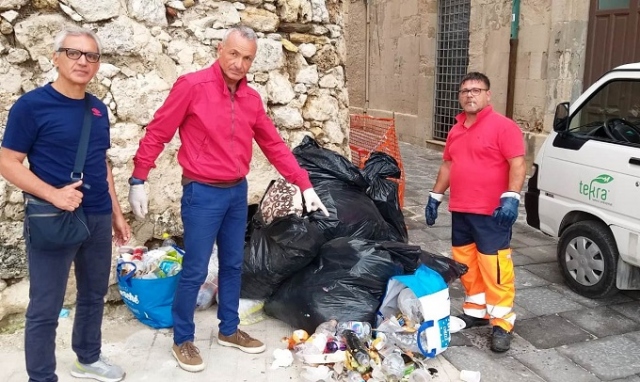 Siracusa, lotta agli sporcaccioni: ispezionati sacchetti in Ortigia