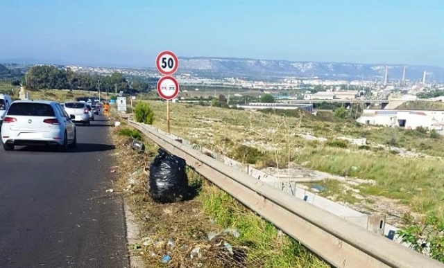 Siracusa, rimossi i rifiuti sul ciglio della strada a Targia. LE FOTO