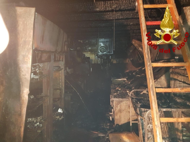 Noto, trattoria a fuoco: il locale cucina è andato distrutto