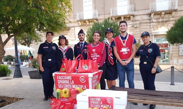 Lotta alla sclerosi multipla, domani in piazza la Mela di Aism a Siracusa e provincia