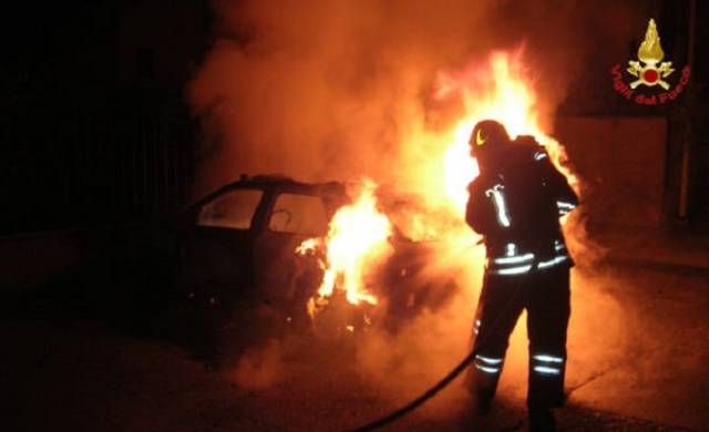 Siracusa, auto a fuoco in via Arsenale: forse un corto circuito