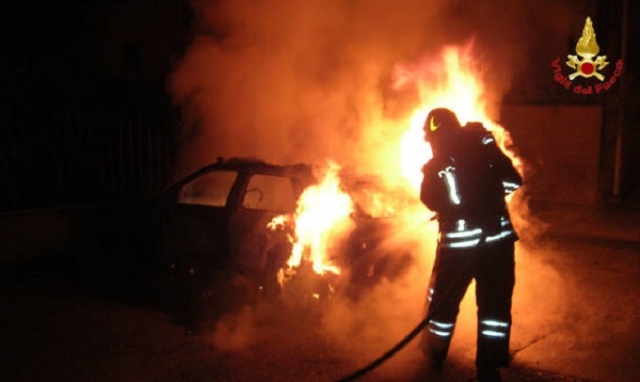 Siracusa, a fuoco auto rubata: indagini in corso