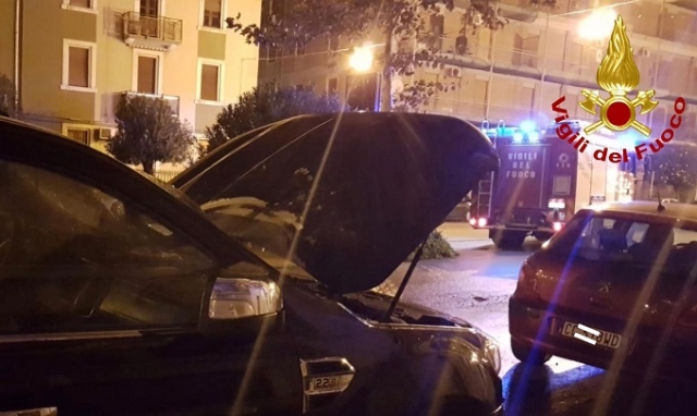 Siracusa, incendio di auto in via Arsenale: sul posto i vigili del fuoco