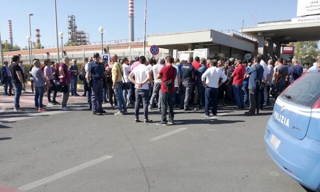 Siracusa, lettera dalla Russia per Salvini e stop ai blocchi in portineria della zona industriale a Le Iene. L'ordinanza "scaduta" il 30 settembre. VIDEO