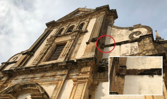 Augusta, si sfalda il cornicione della facciata della Chiesa Madre: transennata parte del sagrato