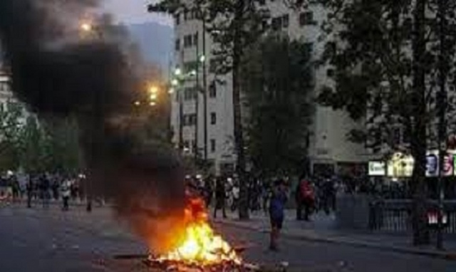 Cile, tre morti durante disordini. Coprifuoco a Santiago