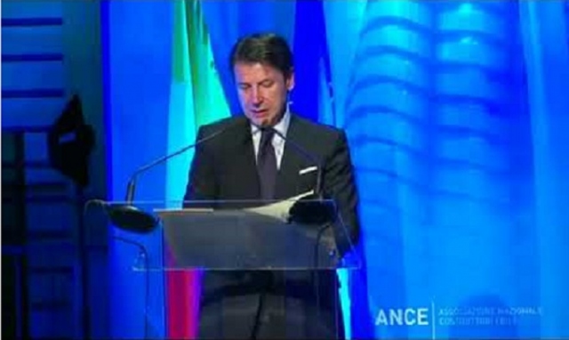 Manovra, nella bozza spending review e tassa su cartine e filtri