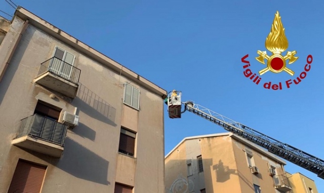 Siracusa, recuperato un favo dalla falda di copertura di una palazzina