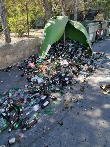 Siracusa, vandali distruggono una "campana" di vetro: effettuata bonifica straordinaria