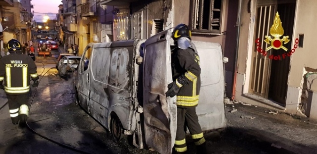 Siracusa, violento incendio in via Elorina: il fuoco assedia una struttura ricettiva