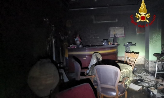 Siracusa, incendio in villetta: due persone bloccate al primo piano salvate di Vigili del fuoco
