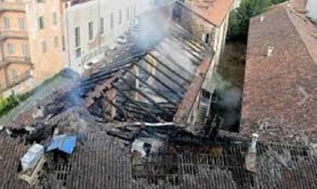 Torino, incendio alla Cavallerizza Reale: fiamme dal tetto