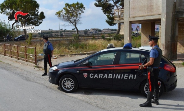 Avola, aggredisce operaio Enel mentre stacca allaccio abusivo a rete pubblica: arrestata